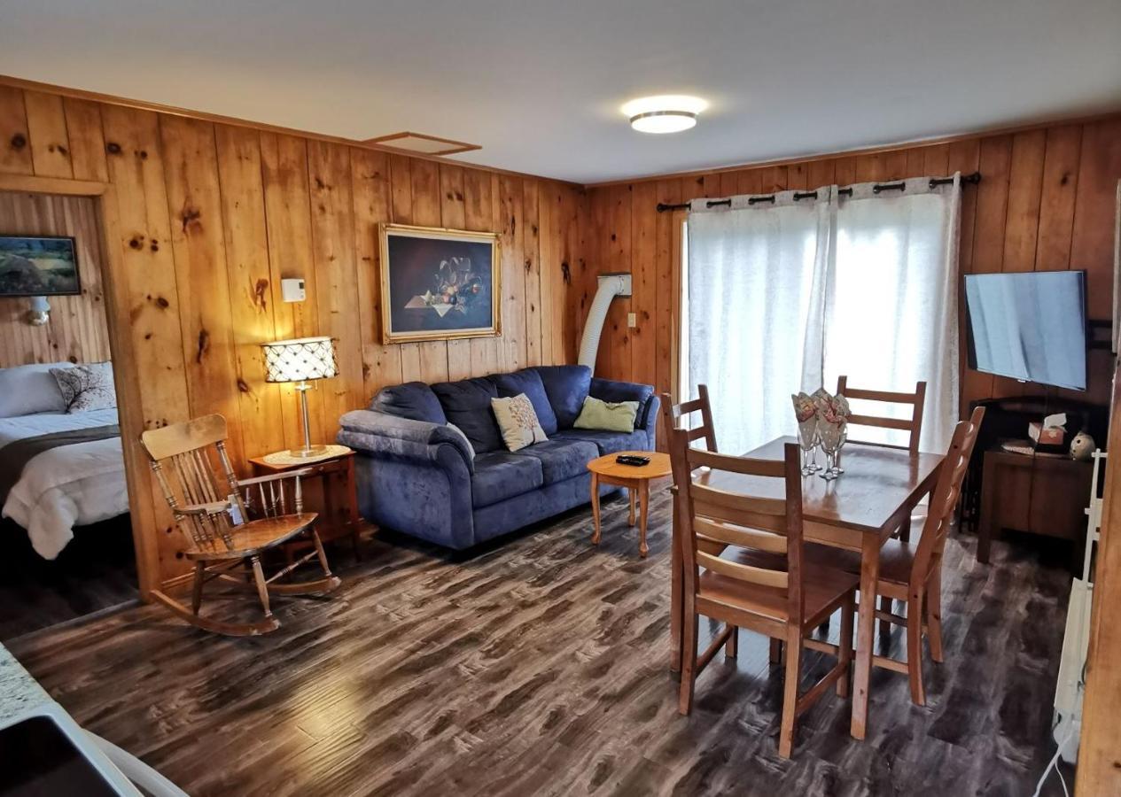 Knotty Pine Cottages, Suites & Motel Rooms إينغونيش المظهر الخارجي الصورة