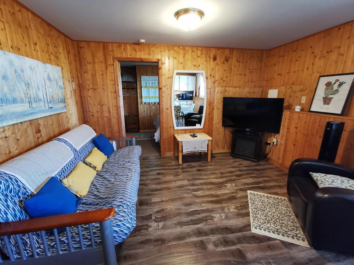 Knotty Pine Cottages, Suites & Motel Rooms إينغونيش المظهر الخارجي الصورة