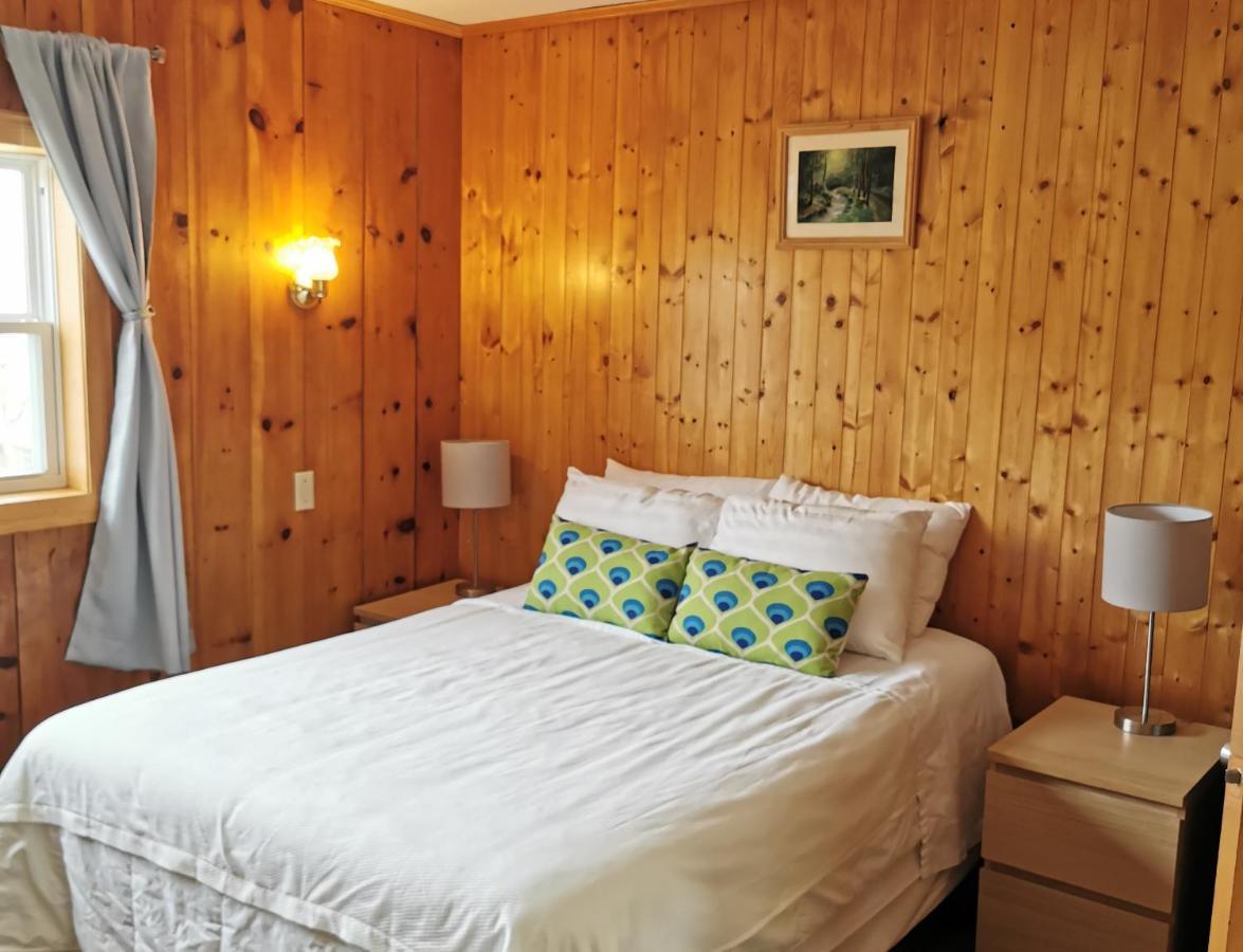 Knotty Pine Cottages, Suites & Motel Rooms إينغونيش المظهر الخارجي الصورة