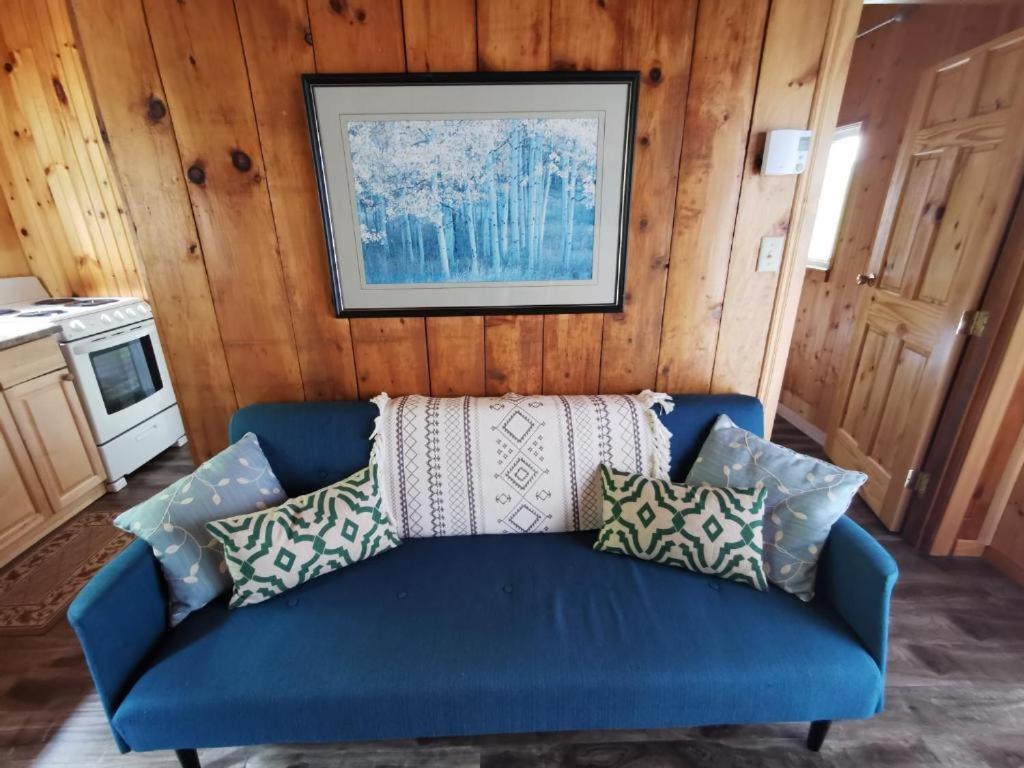 Knotty Pine Cottages, Suites & Motel Rooms إينغونيش المظهر الخارجي الصورة