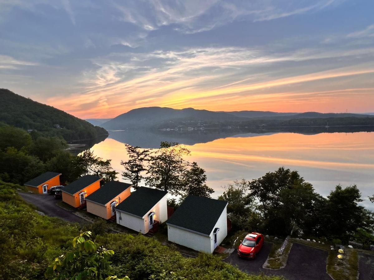 Knotty Pine Cottages, Suites & Motel Rooms إينغونيش المظهر الخارجي الصورة
