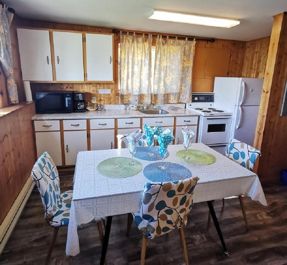 Knotty Pine Cottages, Suites & Motel Rooms إينغونيش المظهر الخارجي الصورة