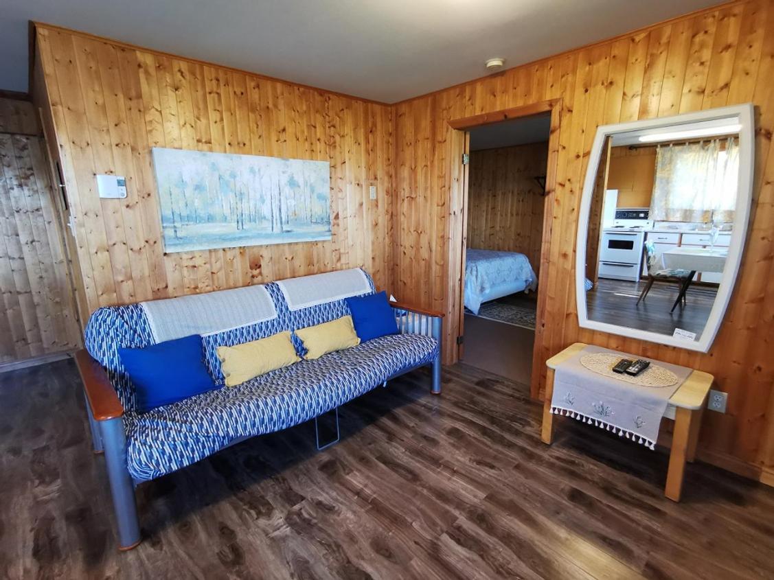 Knotty Pine Cottages, Suites & Motel Rooms إينغونيش المظهر الخارجي الصورة