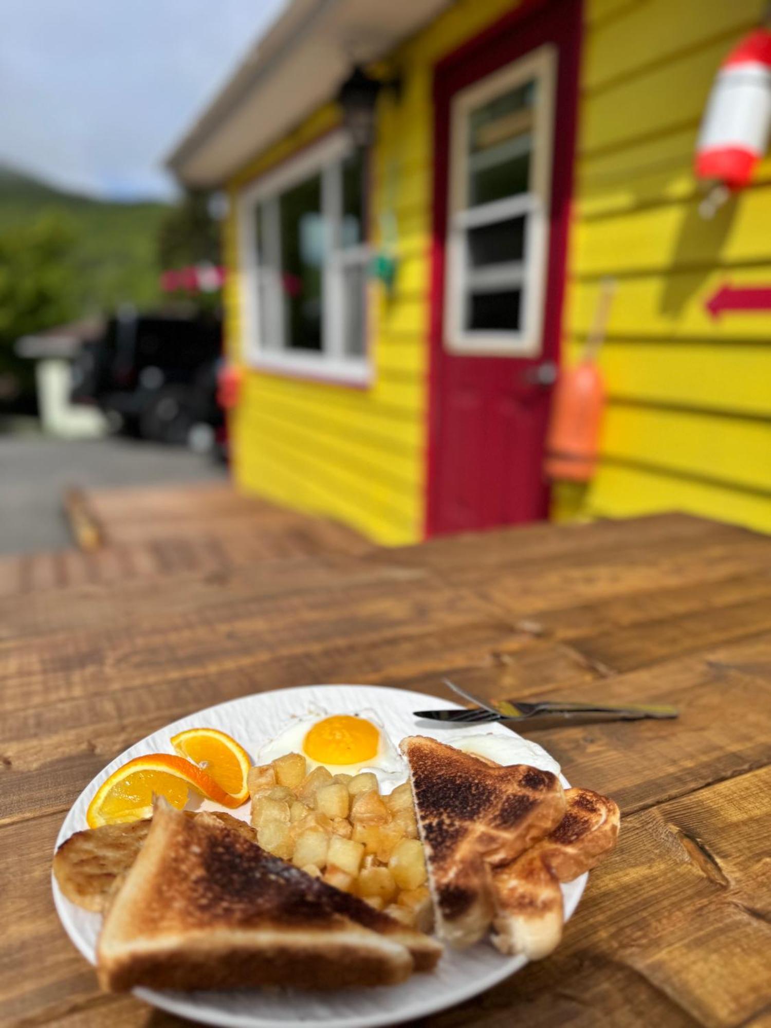 Knotty Pine Cottages, Suites & Motel Rooms إينغونيش المظهر الخارجي الصورة