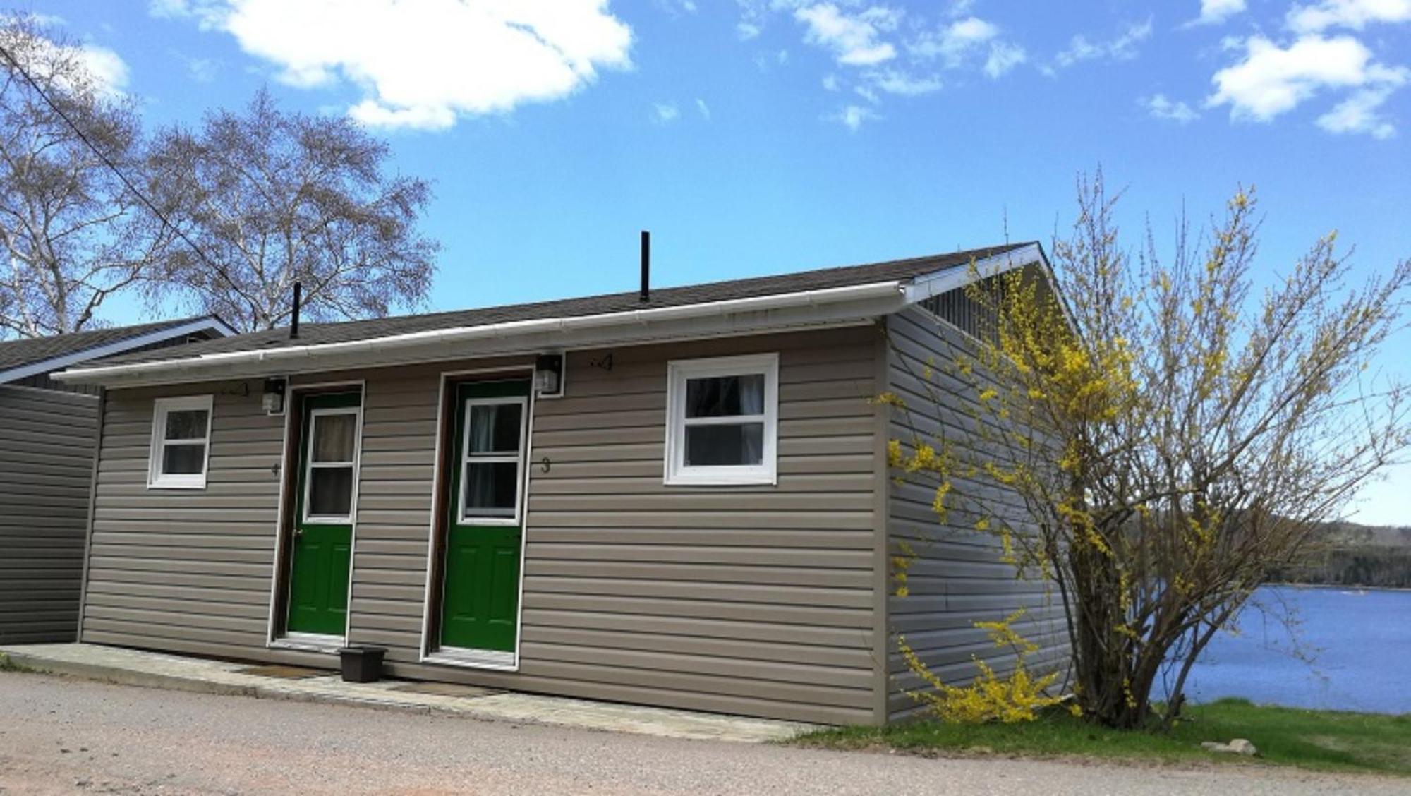 Knotty Pine Cottages, Suites & Motel Rooms إينغونيش المظهر الخارجي الصورة
