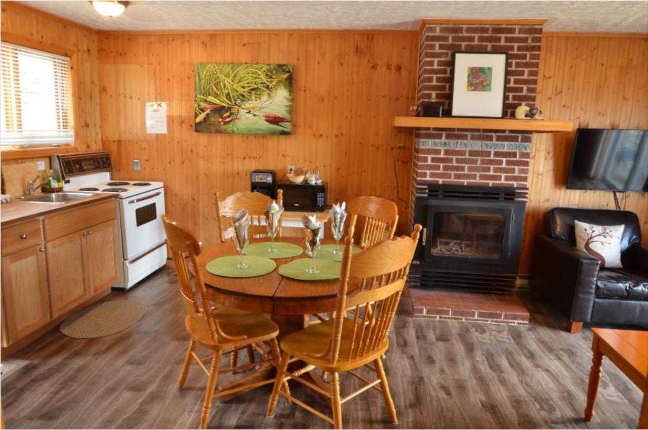 Knotty Pine Cottages, Suites & Motel Rooms إينغونيش المظهر الخارجي الصورة