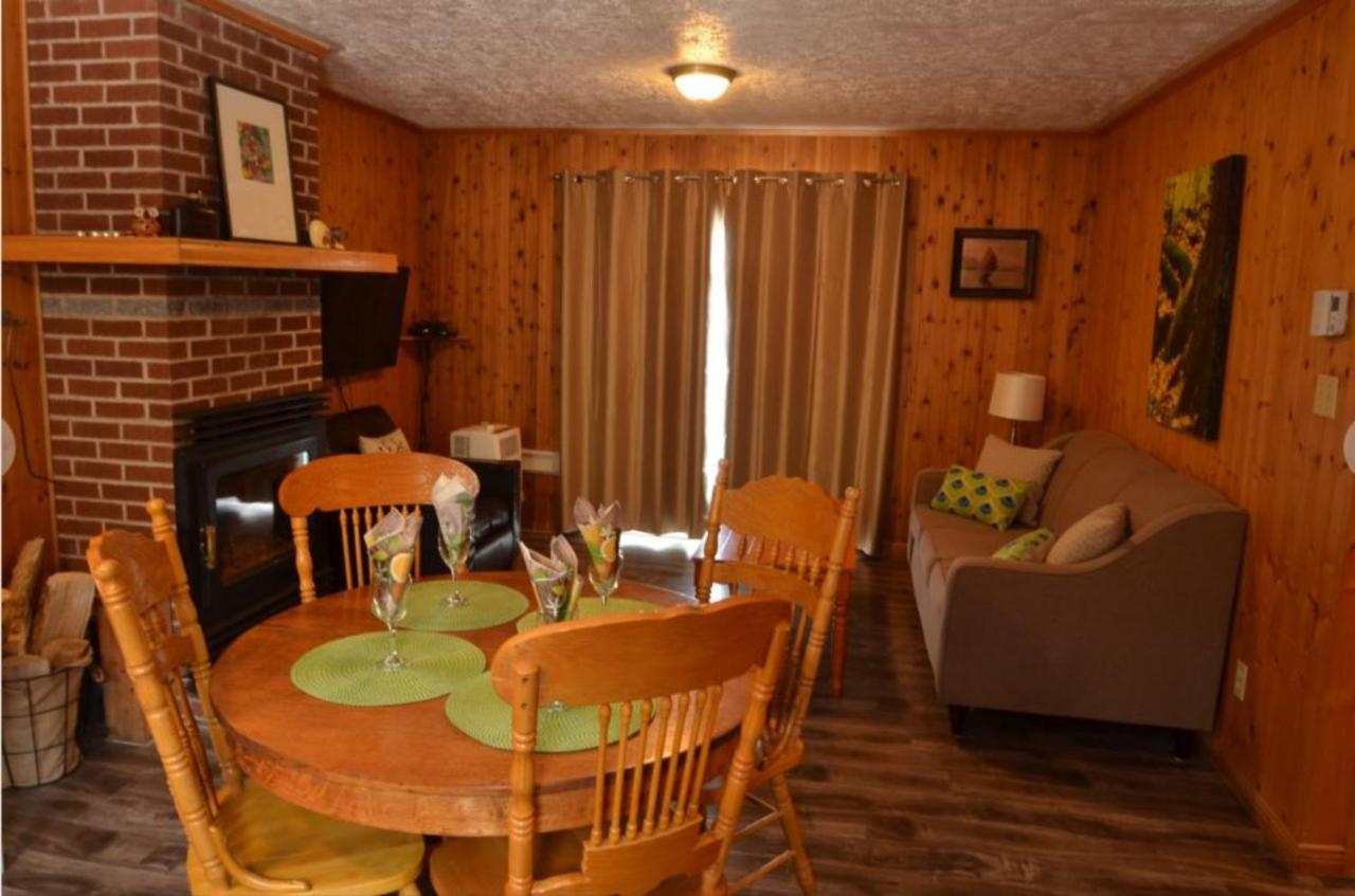 Knotty Pine Cottages, Suites & Motel Rooms إينغونيش المظهر الخارجي الصورة