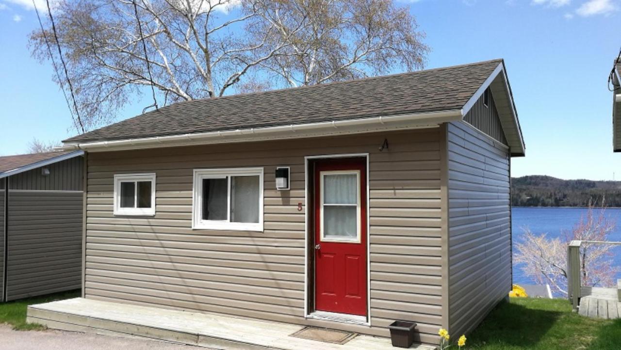 Knotty Pine Cottages, Suites & Motel Rooms إينغونيش المظهر الخارجي الصورة