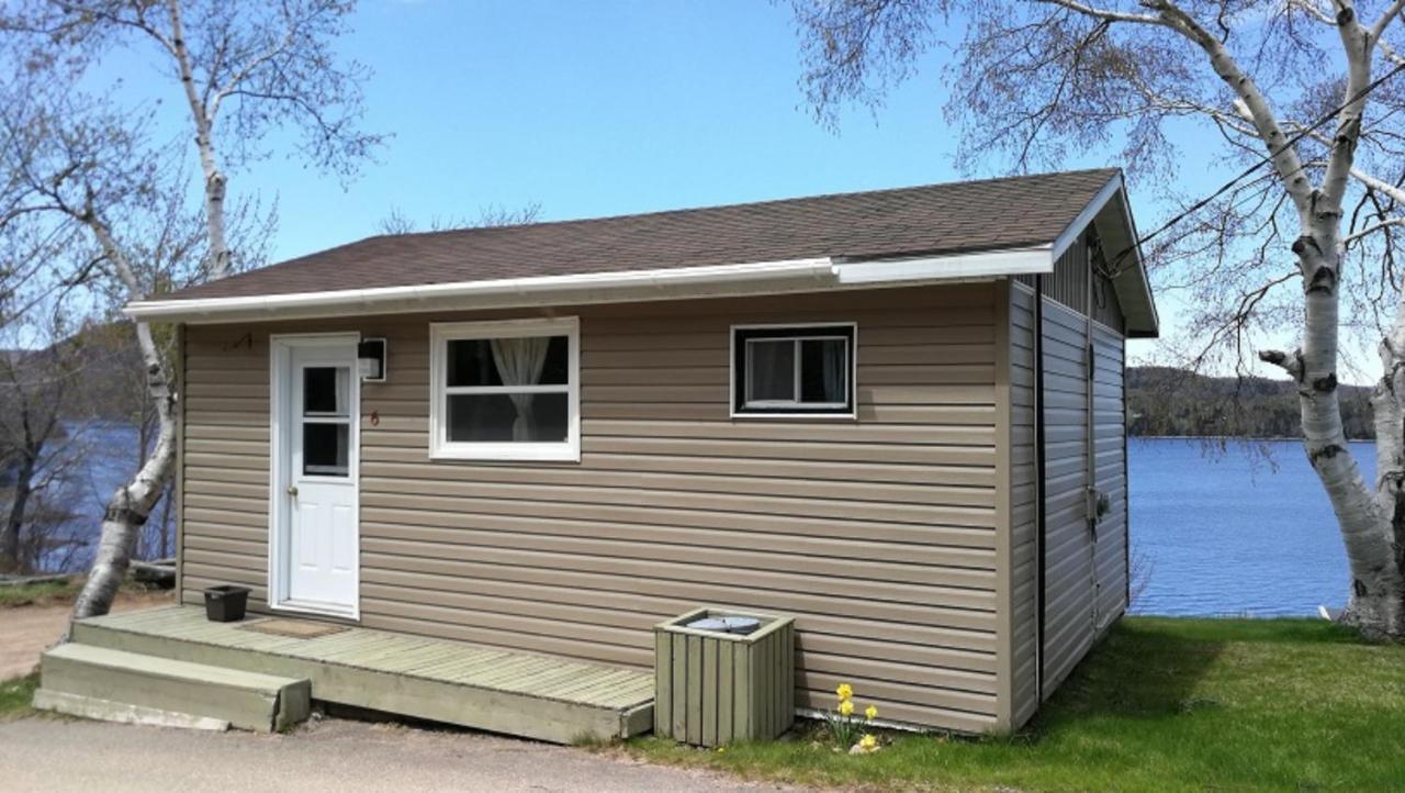 Knotty Pine Cottages, Suites & Motel Rooms إينغونيش المظهر الخارجي الصورة