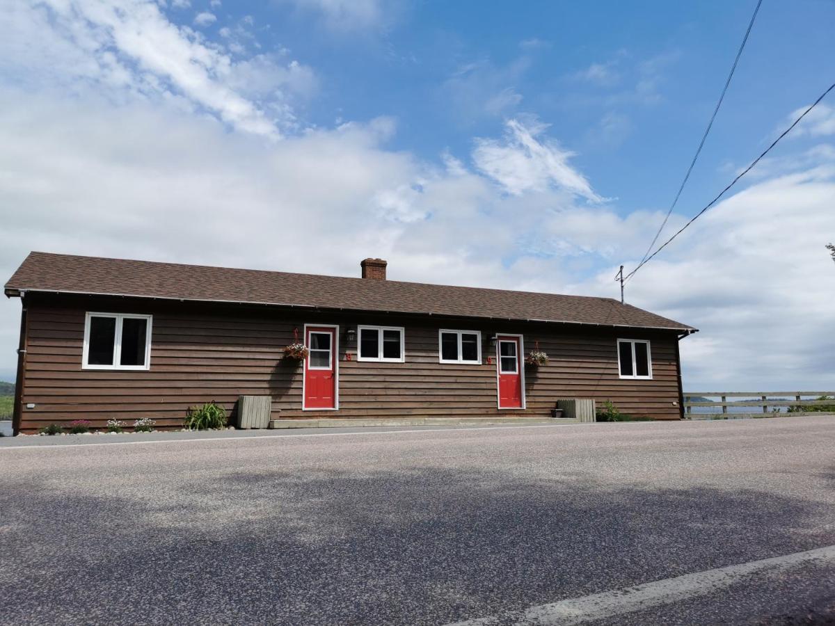 Knotty Pine Cottages, Suites & Motel Rooms إينغونيش المظهر الخارجي الصورة