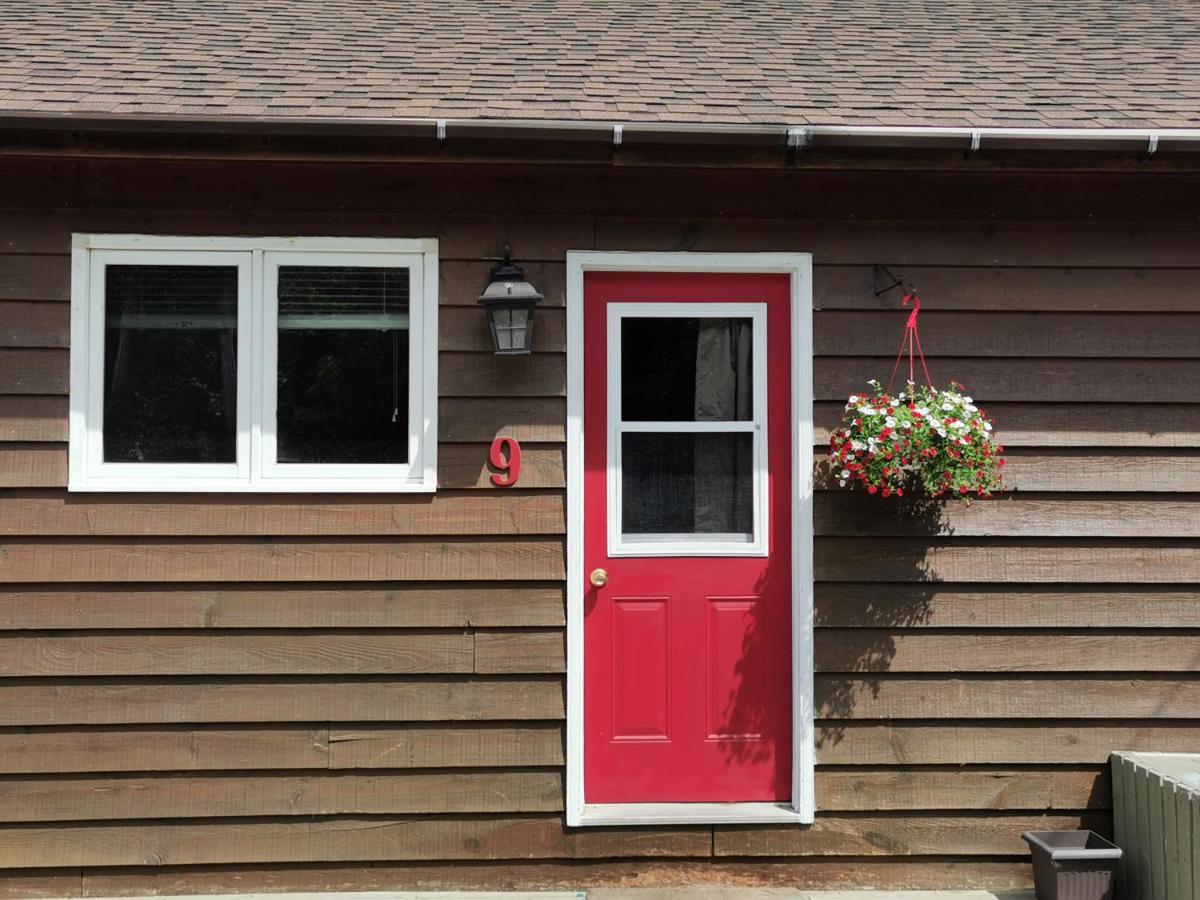 Knotty Pine Cottages, Suites & Motel Rooms إينغونيش المظهر الخارجي الصورة